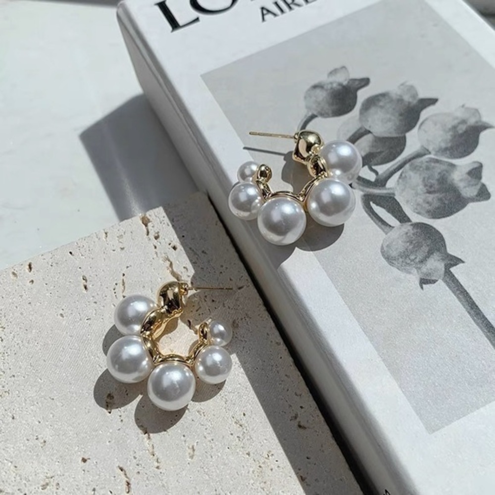 - 18K Vintage Pearls C-hoop earrings